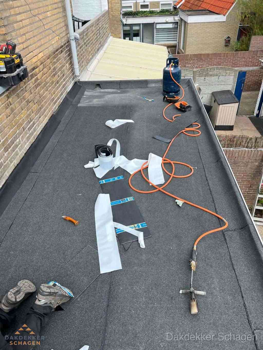 Dakdekker brengt EPDM dakbedekking aan op plat dak in Schagen